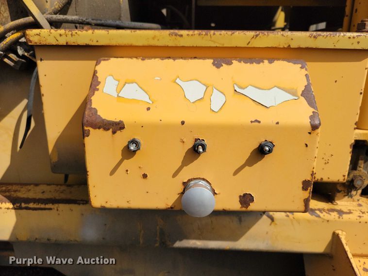 image for item DX7193 2004 Lincoln 660XL windrow elevator