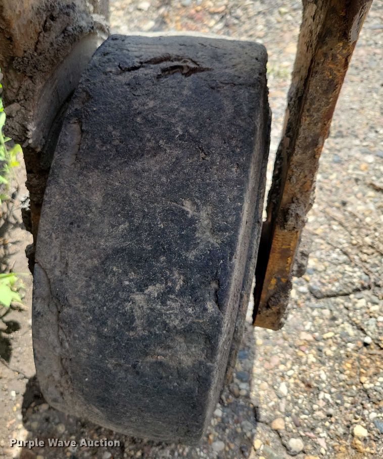 image for item DX7193 2004 Lincoln 660XL windrow elevator