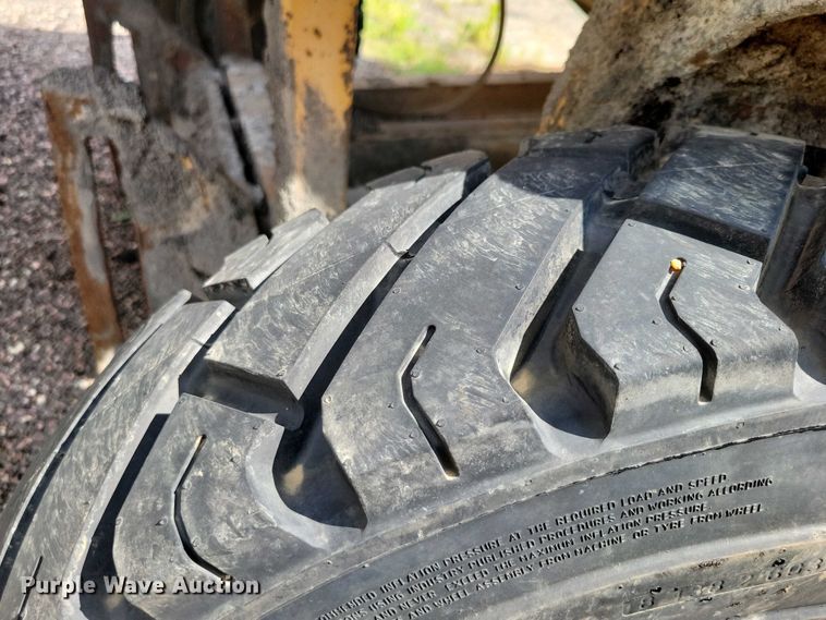 image for item DX7193 2004 Lincoln 660XL windrow elevator