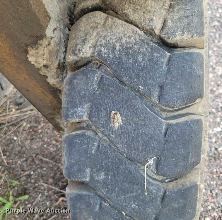 image for item DX7193 2004 Lincoln 660XL windrow elevator