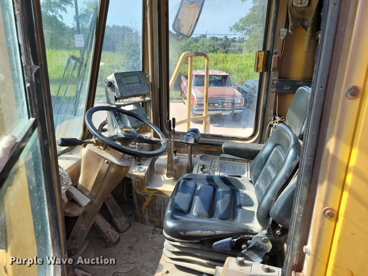 image for item DX7194 1985 Caterpillar 966D wheel loader