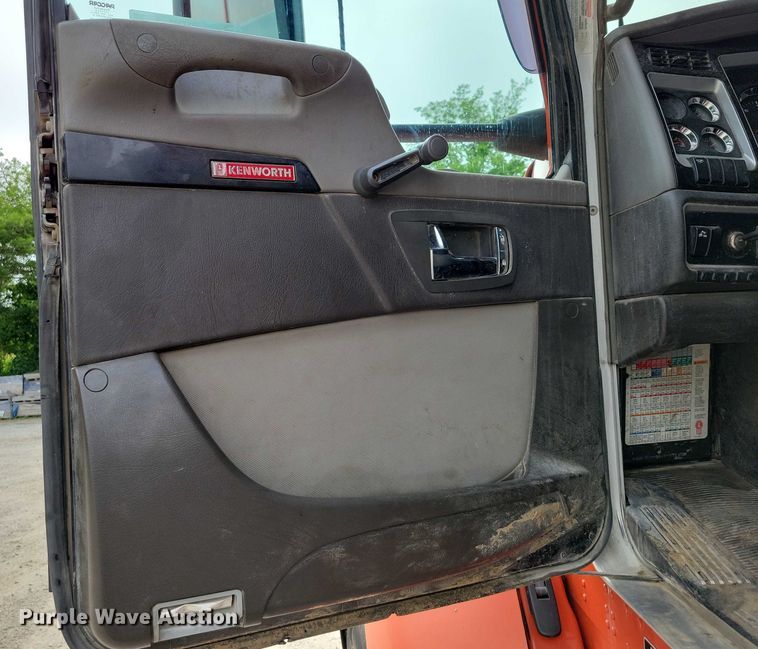 image for item DX7203 2014 Kenworth T660 semi truck