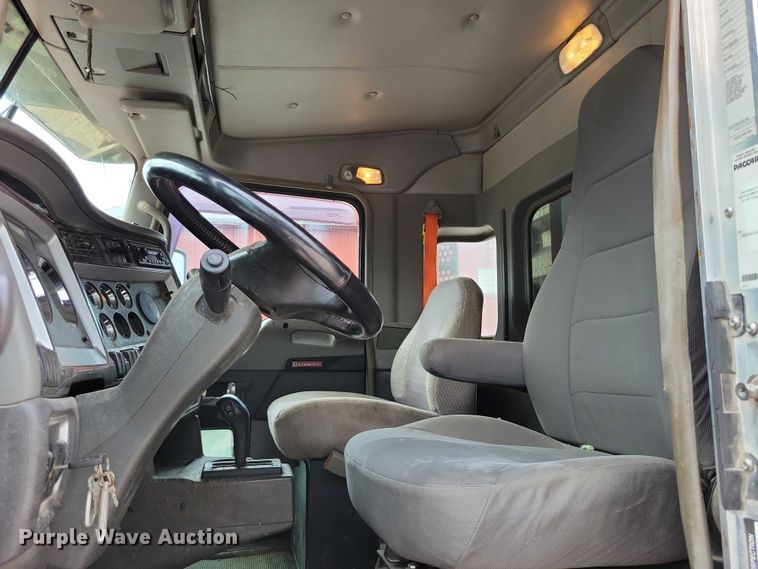 image for item DX7203 2014 Kenworth T660 semi truck