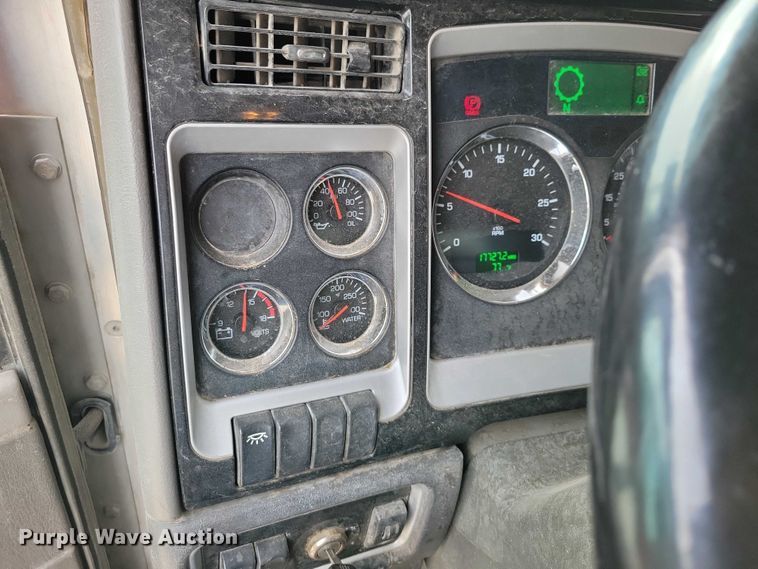 image for item DX7203 2014 Kenworth T660 semi truck