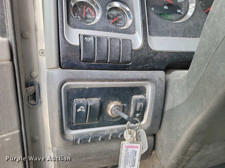 image for item DX7203 2014 Kenworth T660 semi truck