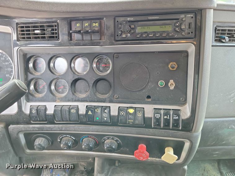 image for item DX7203 2014 Kenworth T660 semi truck