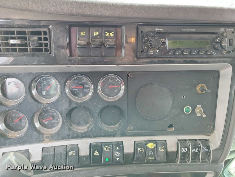 image for item DX7203 2014 Kenworth T660 semi truck