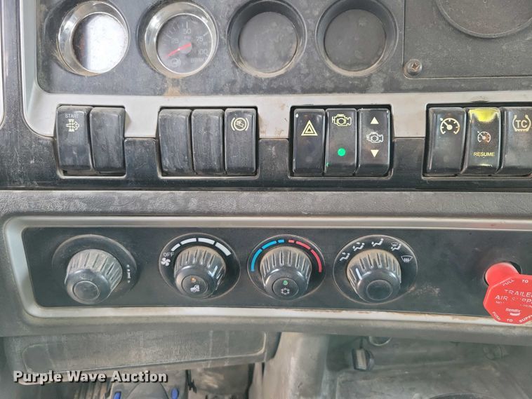 image for item DX7203 2014 Kenworth T660 semi truck