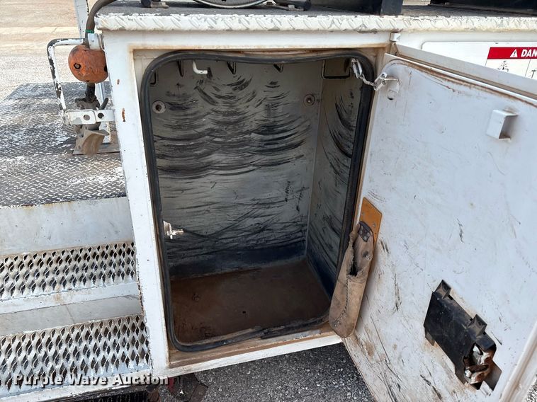 image for item DX8010 2017 Ford F550 bucket truck