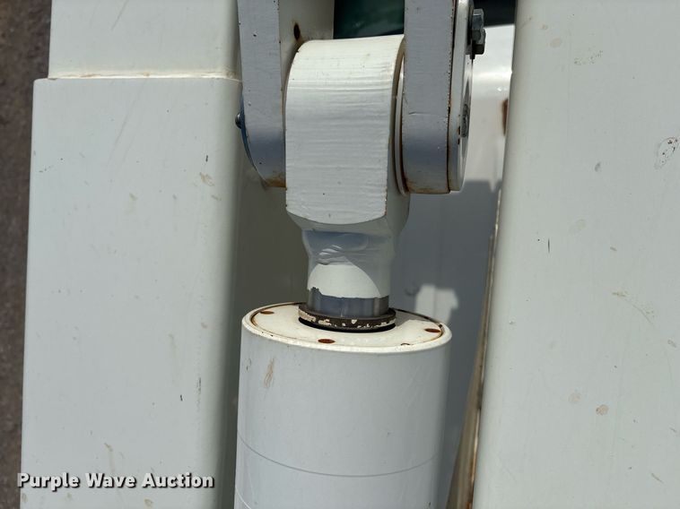 image for item DX8010 2017 Ford F550 bucket truck