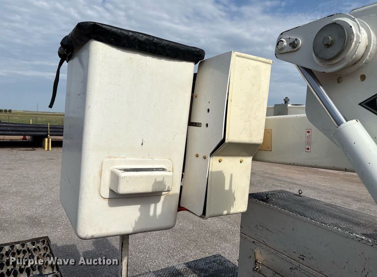 image for item DX8010 2017 Ford F550 bucket truck