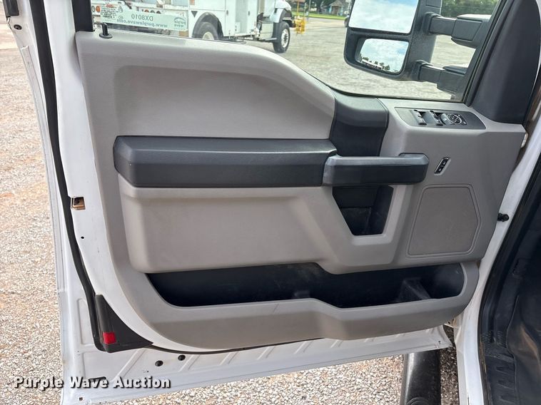 image for item DX8010 2017 Ford F550 bucket truck