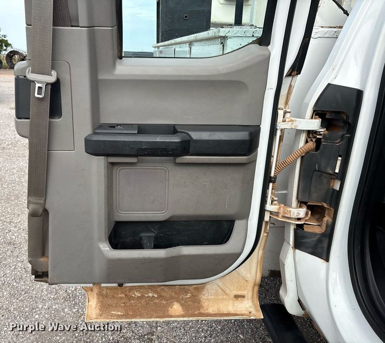 image for item DX8010 2017 Ford F550 bucket truck