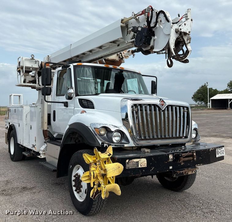 image for item DX8011 2017 Freightliner 7400 SFA digger derrick truck