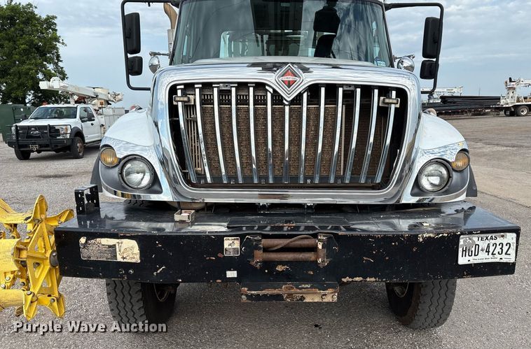 image for item DX8011 2017 Freightliner 7400 SFA digger derrick truck