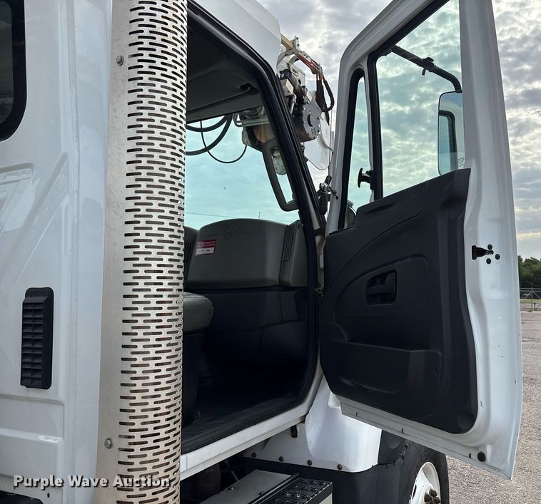 image for item DX8011 2017 Freightliner 7400 SFA digger derrick truck