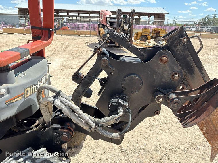 image for item DX8062 2007 Ditch Witch 420SX trencher