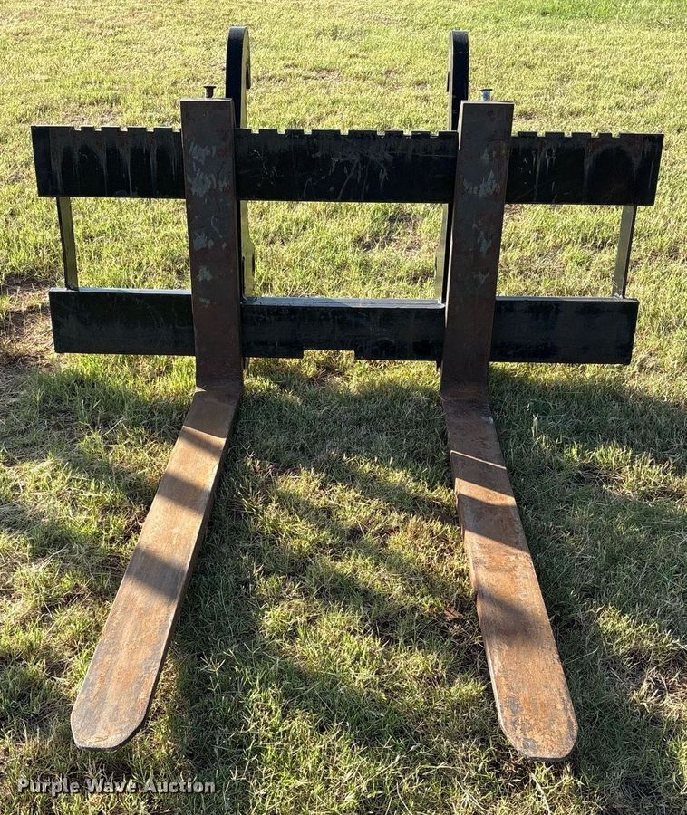 image for item DY0796 Caterpillar  6W-8832J backhoe pallet forks