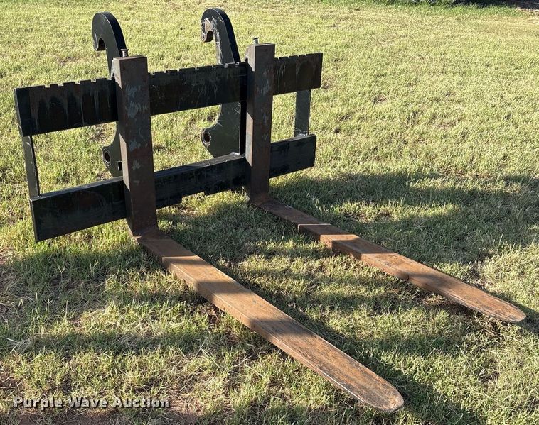 image for item DY0796 Caterpillar  6W-8832J backhoe pallet forks