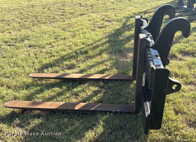 image for item DY0796 Caterpillar  6W-8832J backhoe pallet forks