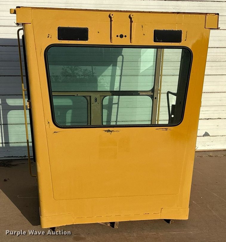image for item DY0800 Caterpillar cab 