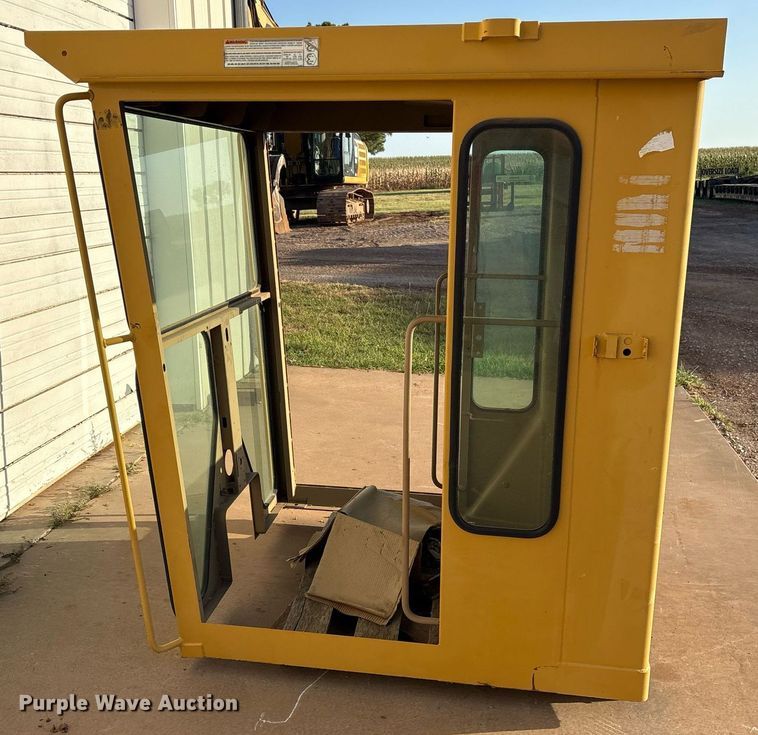 image for item DY0800 Caterpillar cab 