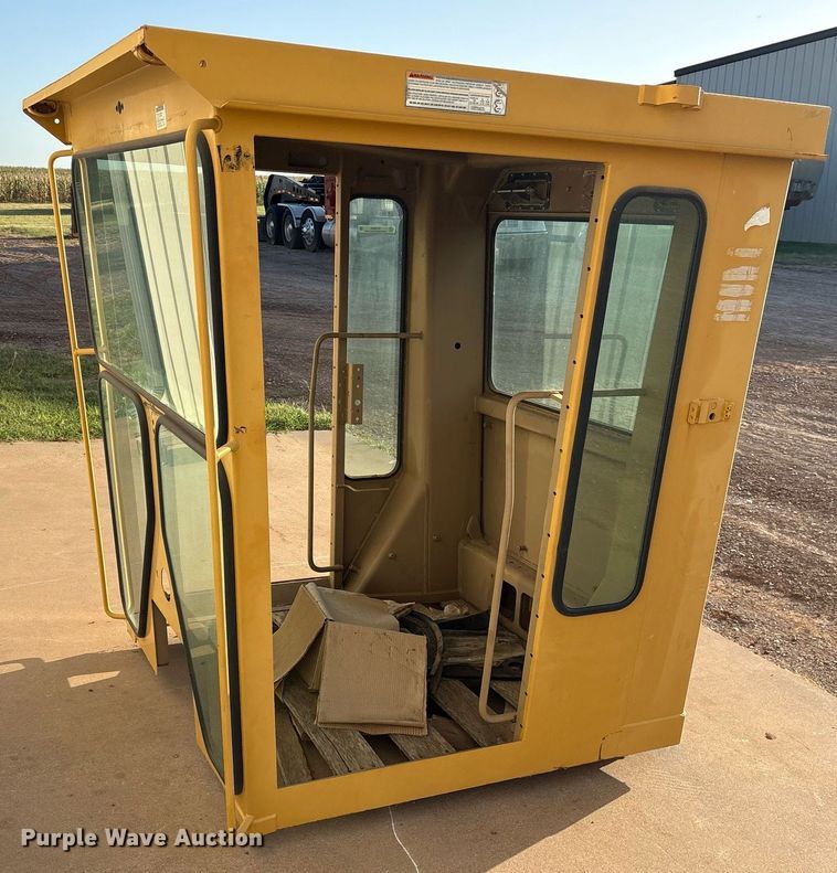 image for item DY0800 Caterpillar cab 