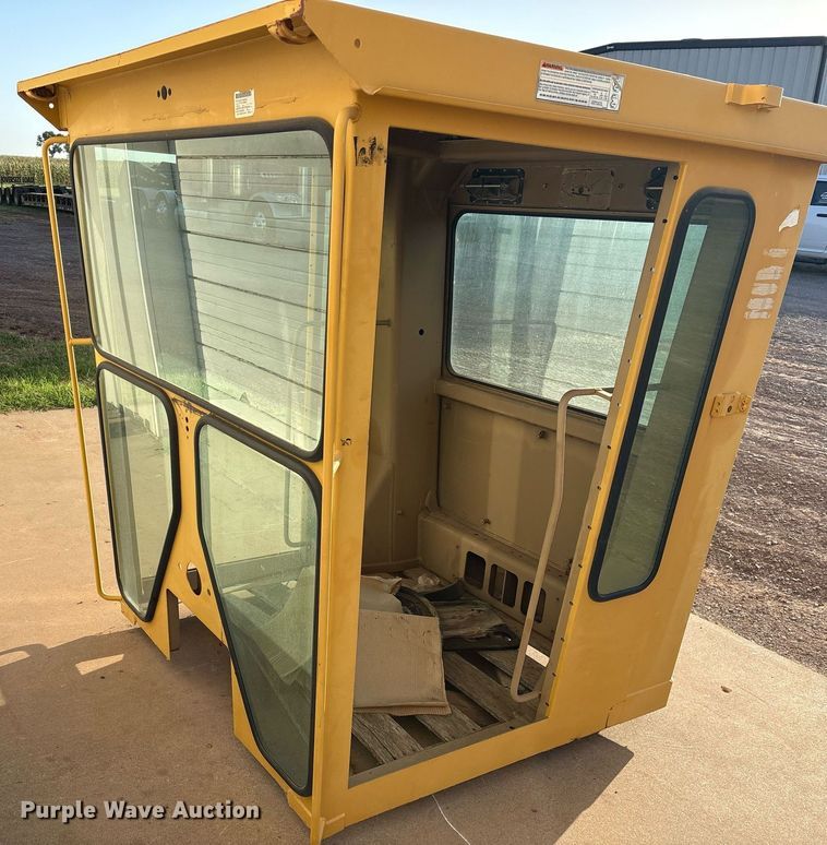 image for item DY0800 Caterpillar cab 