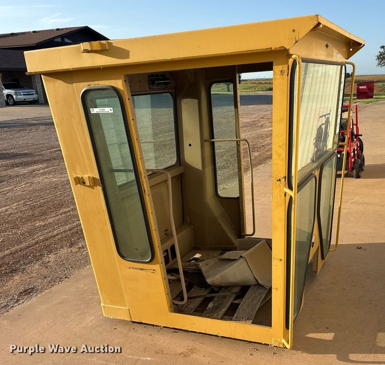 image for item DY0800 Caterpillar cab 