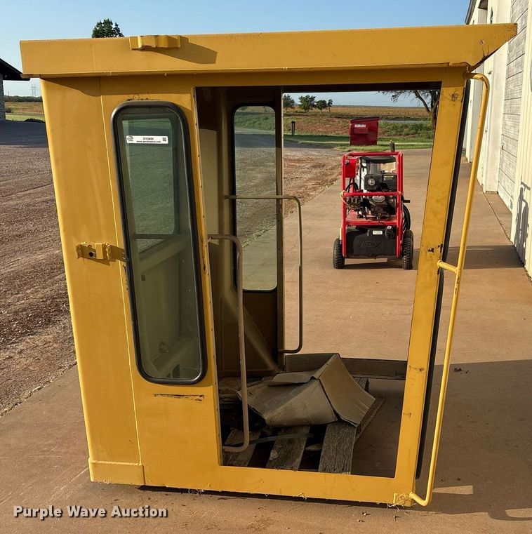 image for item DY0800 Caterpillar cab 