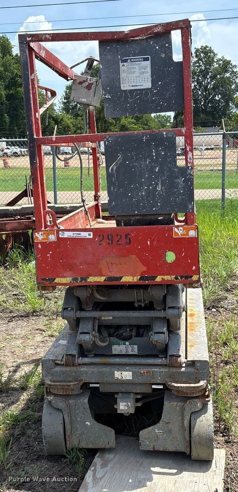 image for item DY0880 2013 Sky Jack SJIII 3219 scissor lift