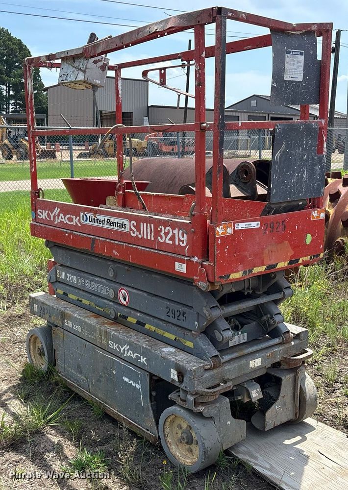 image for item DY0880 2013 Sky Jack SJIII 3219 scissor lift