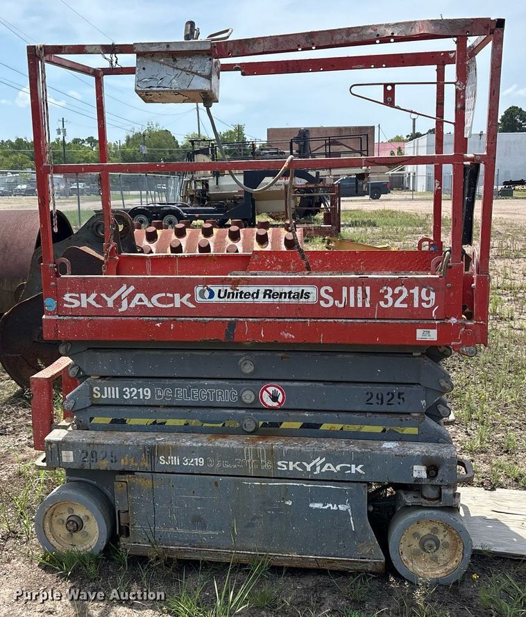 image for item DY0880 2013 Sky Jack SJIII 3219 scissor lift