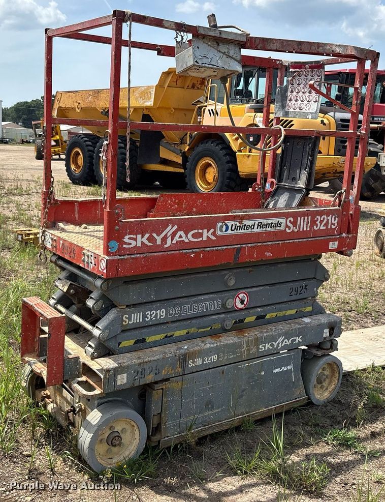 image for item DY0880 2013 Sky Jack SJIII 3219 scissor lift