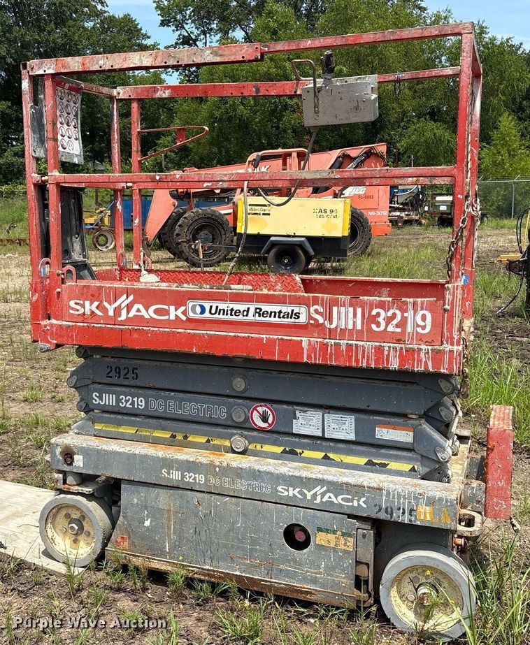 image for item DY0880 2013 Sky Jack SJIII 3219 scissor lift