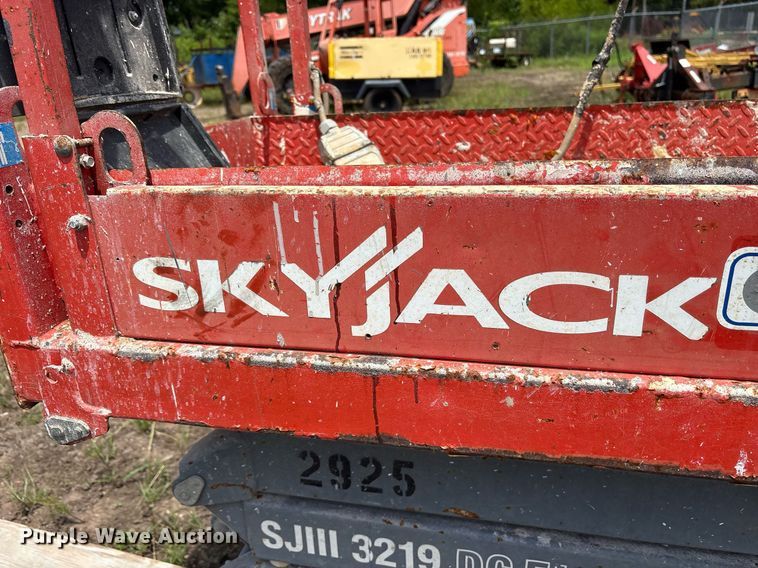 image for item DY0880 2013 Sky Jack SJIII 3219 scissor lift