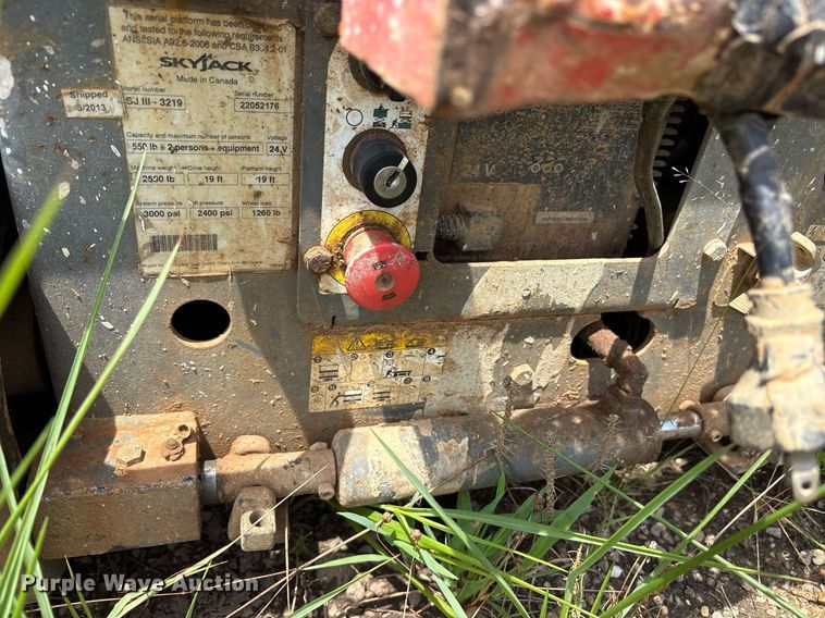 image for item DY0880 2013 Sky Jack SJIII 3219 scissor lift