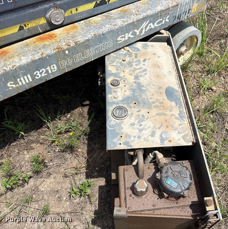 image for item DY0880 2013 Sky Jack SJIII 3219 scissor lift