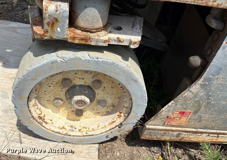 image for item DY0880 2013 Sky Jack SJIII 3219 scissor lift