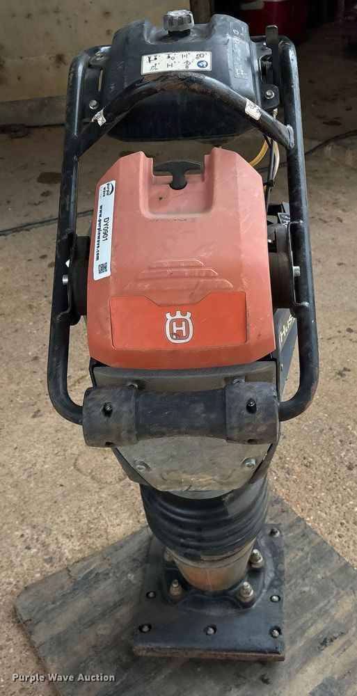 image for item DY0901 Husqvarna LT6005 plate compactor