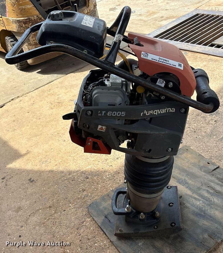 image for item DY0901 Husqvarna LT6005 plate compactor