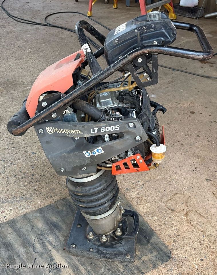 image for item DY0901 Husqvarna LT6005 plate compactor