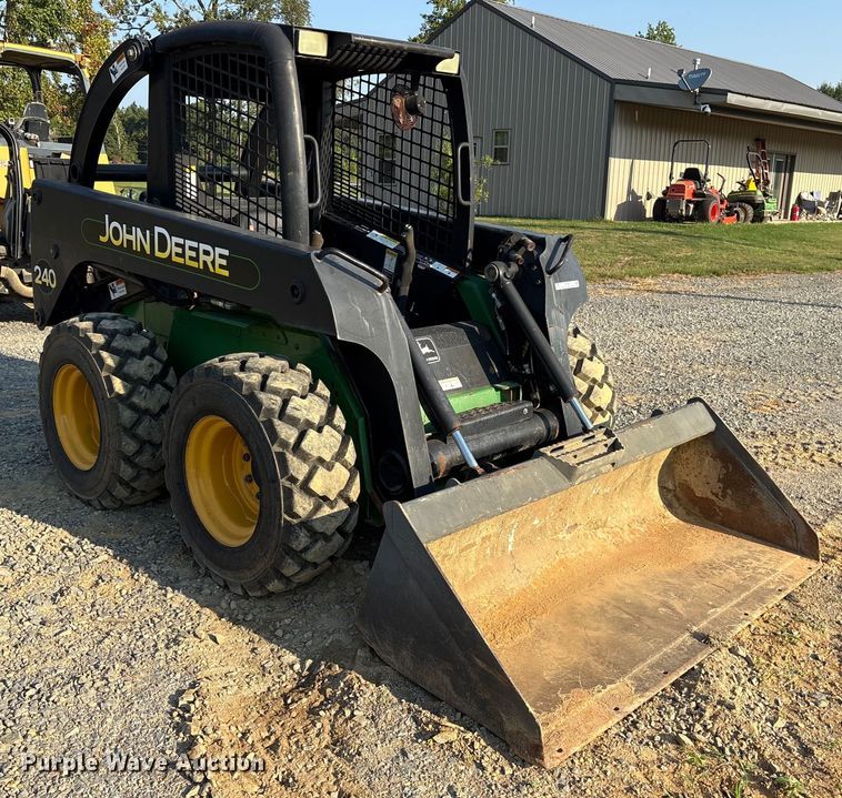 MINI CARGADOR SOBRE RUEDAS 2000 JOHN DEERE 240