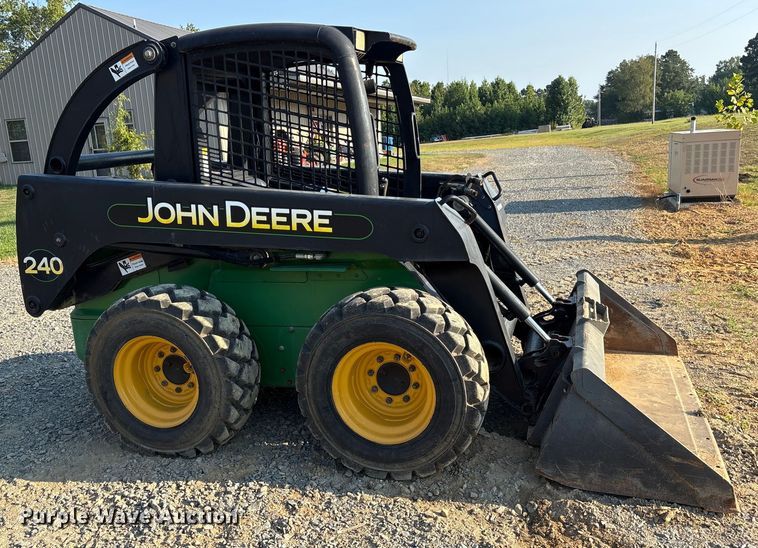 MINI CARGADOR SOBRE RUEDAS 2000 JOHN DEERE 240