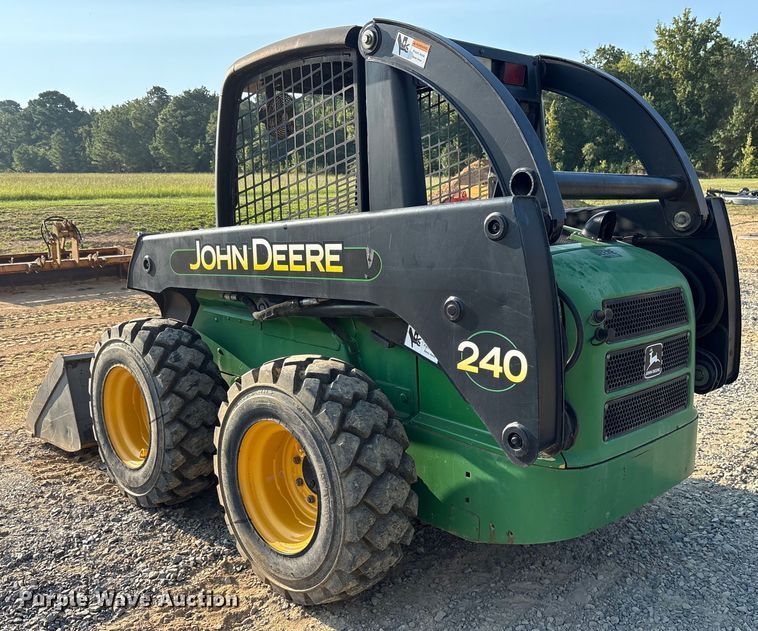 image for item DY0911 2000 John Deere 240 skid steer loader