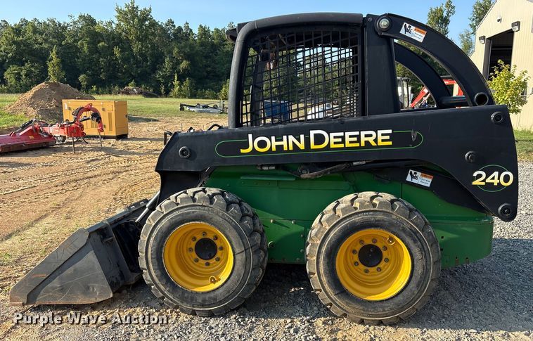 image for item DY0911 2000 John Deere 240 skid steer loader