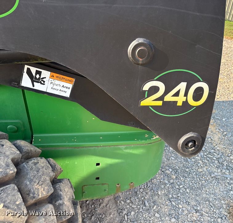 image for item DY0911 2000 John Deere 240 skid steer loader