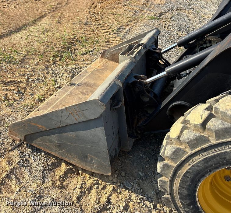 image for item DY0911 2000 John Deere 240 skid steer loader