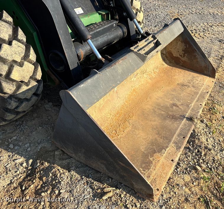 image for item DY0911 2000 John Deere 240 skid steer loader