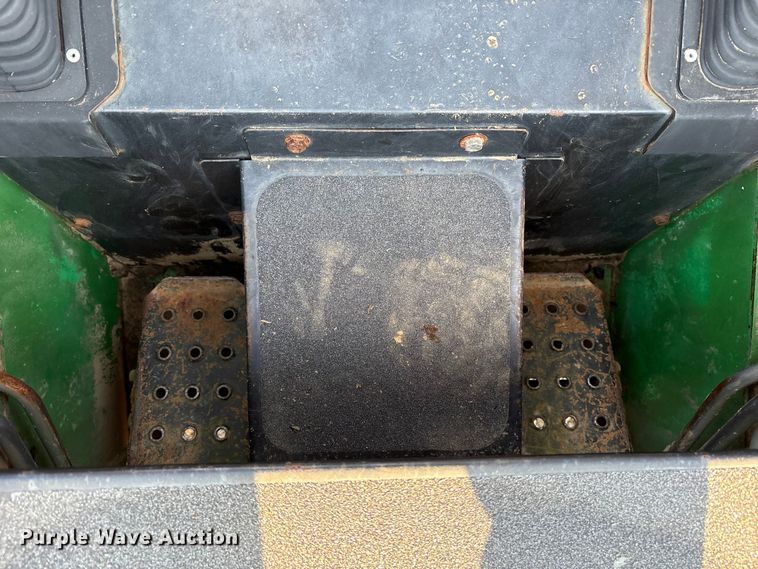 image for item DY0911 2000 John Deere 240 skid steer loader